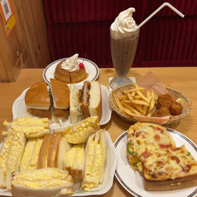 テーブルに並んだ税込5240円のコメダの夕食／トラネコさん（@FIRE60028219）提供