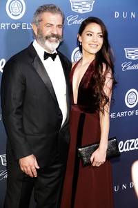 メル・ギブソン(左)とロザリンド・ロス＠ＤＰＡ／共同通信イメージズ