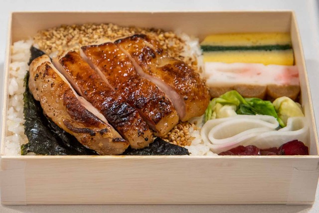 【金賞】細川出飯社「トルツメ弁当 - 鶏の醤油麹焼き（税込1490円）」