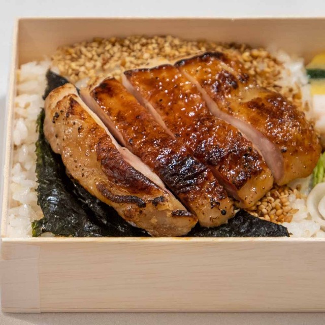 【金賞】細川出飯社「トルツメ弁当 - 鶏の醤油麹焼き（税込1490円）」