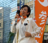 演説する梅村みずほ氏＝新橋SL広場