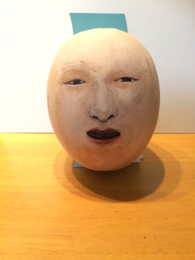 白いメロンの肌に描かれた人面。なんだが能面にも見えてくる…※柚さん提供