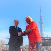 昨年４月、怪獣プロレス浅草大会のリングに登場し、東京スカイツリーをバックに固い握手をした新間寿さん（左）と雷神矢口