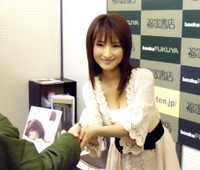 最初で最後の写真集の握手会を行った古瀬絵理さん（2011年）