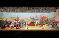 南座「顔見世」の『醍醐の花見』左から片岡進之介、中村鷹之資、中村虎之介、中村扇雀、中村鴈治郎、片岡孝太郎、中村莟玉、上村吉太朗、上村吉弥