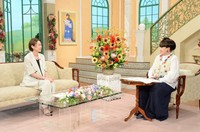 黒柳徹子さん（右）とトークを展開する辺見えみりさん
