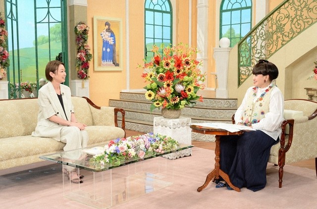 黒柳徹子さん（右）とトークを展開する辺見えみりさん