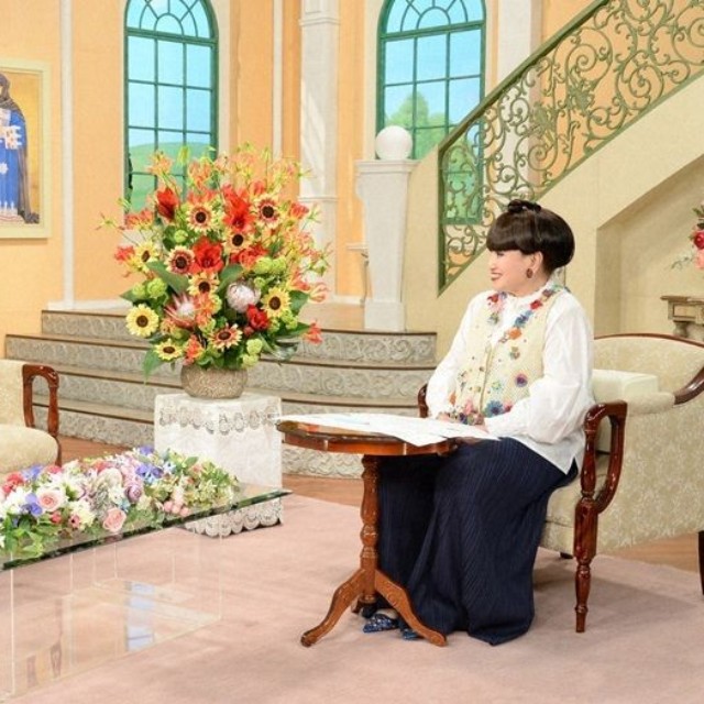 黒柳徹子さん（右）とトークを展開する辺見えみりさん