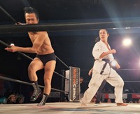 アントニオ小猪木（左）をロープまで吹き飛ばす前田瑠美＝東京・新宿FACE
