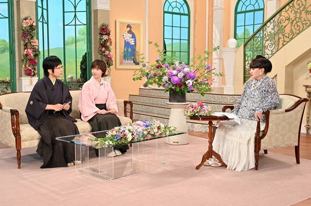 黒柳徹子さん（右）とトークを繰り広げる立川小春志さん（左）、蝶花楼桃花さん