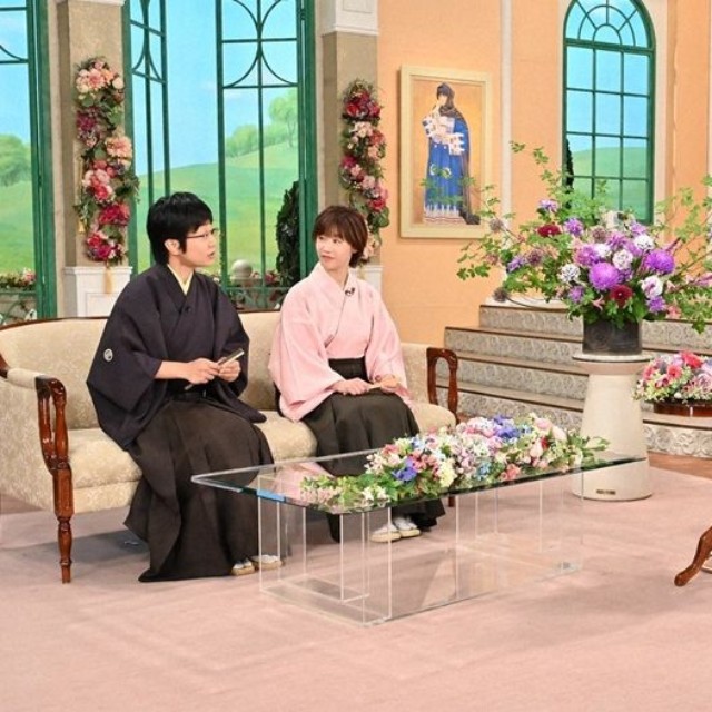 黒柳徹子さん（右）とトークを繰り広げる立川小春志さん（左）、蝶花楼桃花さん