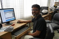 ダッカ大で大気汚染を研究するムハンマド・ヌールル・フダ上級研究員=2024年5月2日、ダッカ市内、荒ちひろ撮影