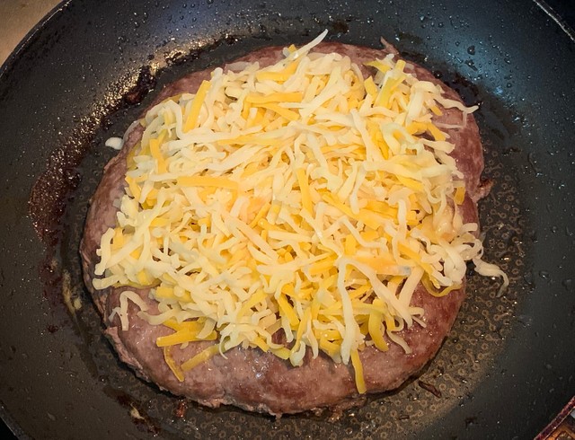 パティにチーズを乗せたところ