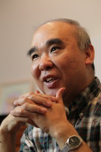 取材に答える田中芳樹さん