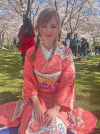 満開の桜をバックに微笑む振袖姿のエラ・フレイヤさん ※エラ・フレイヤさん提供