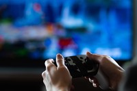 ゲームを楽しむ様子のイメージ写真　※この画像はイメージです（作成者 tkyszk/stock.adobe.com）