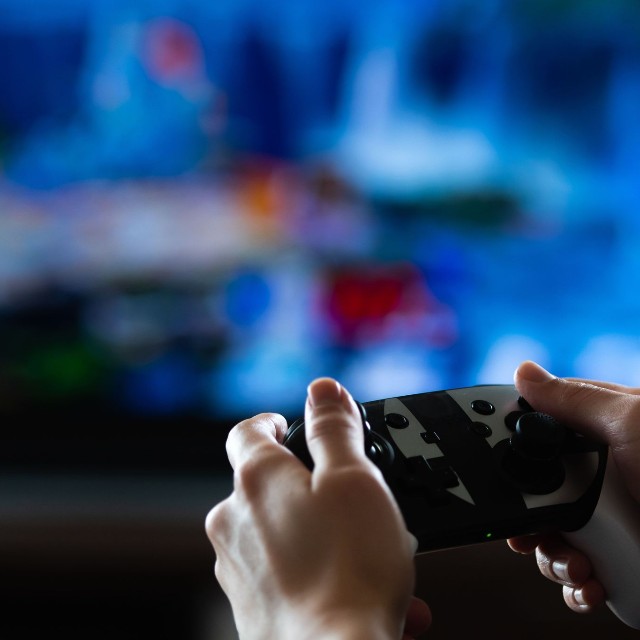 ゲームを楽しむ様子のイメージ写真　※この画像はイメージです（作成者 tkyszk/stock.adobe.com）