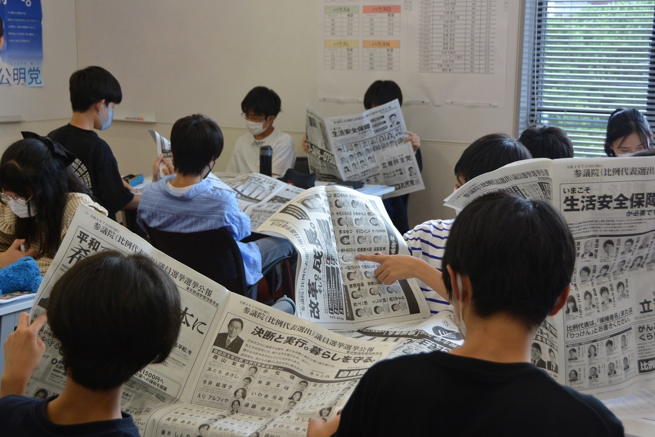 参院選挙の選挙公報を読み込む生徒たち