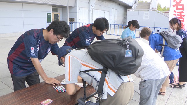 署名活動の様子