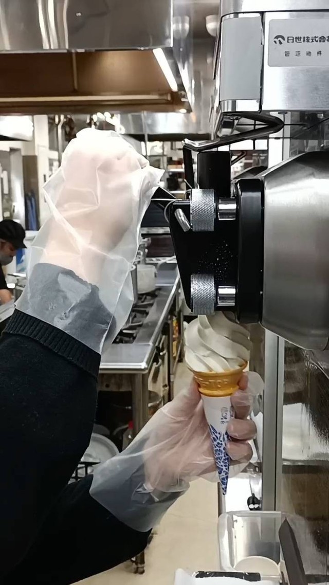 巻き始めはいたって普通のソフトクリームだが…（画像提供：道の駅 万葉の里 高岡）