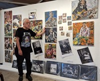 自身の作品を前に、亡くなった宮西計三さんを追悼する「ザ・スターリン」のドラマーで画家のイヌイジュン＝東京・阿佐ヶ谷のギャラリー「白線」