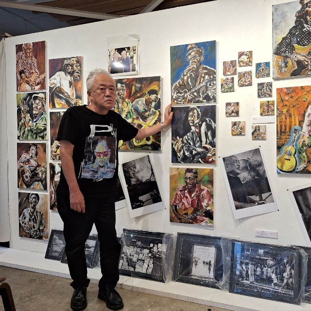 自身の作品を前に、亡くなった宮西計三さんを追悼する「ザ・スターリン」のドラマーで画家のイヌイジュン＝東京・阿佐ヶ谷のギャラリー「白線」