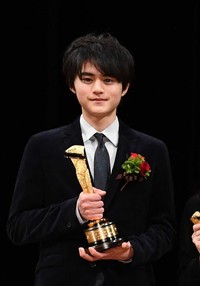 「蜜蜂と遠雷」でキネマ旬報新人賞を受賞した鈴鹿央士=2020年