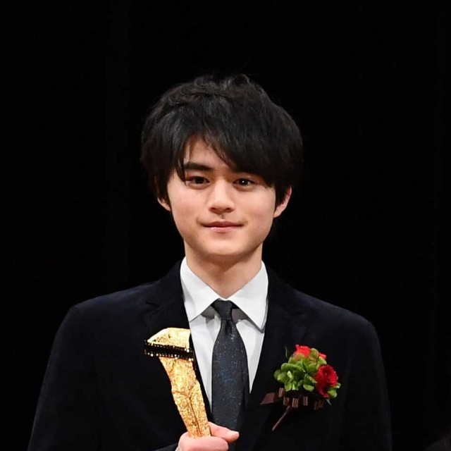 「蜜蜂と遠雷」でキネマ旬報新人賞を受賞した鈴鹿央士=2020年
