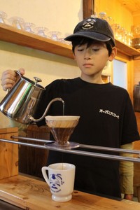 慣れた手つきでコーヒーを入れる渉さん