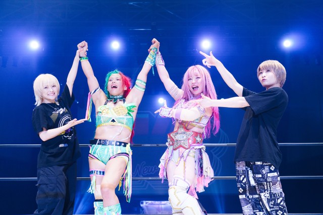 コズエン入りが決まった水森由菜（左から２人目）をたたえる中野たむ（同３人目）となつぽい（左端）、安納サオリ（右端）＝２３年９・２９「NEW BLOOD11」品川大会よりⓒSTARDOM