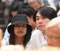 大相撲九月場所を観戦に訪れた戸塚優斗今井胡桃夫妻