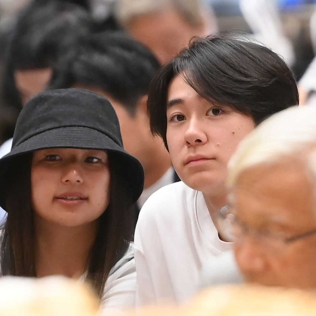 大相撲九月場所を観戦に訪れた戸塚優斗今井胡桃夫妻