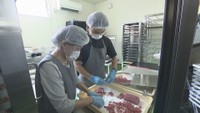 桃農家の作業場でお菓子作りを体験する大学生