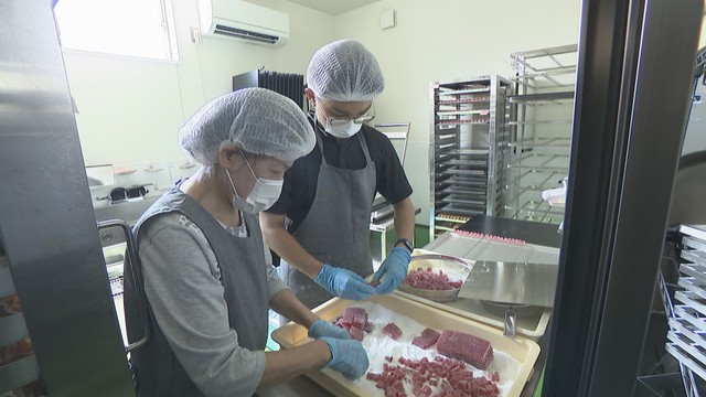 桃農家の作業場でお菓子作りを体験する大学生