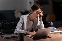 月の合計残業時間について多いと感じるラインは？　※画像はイメージです（naka/stock.adobe.com）