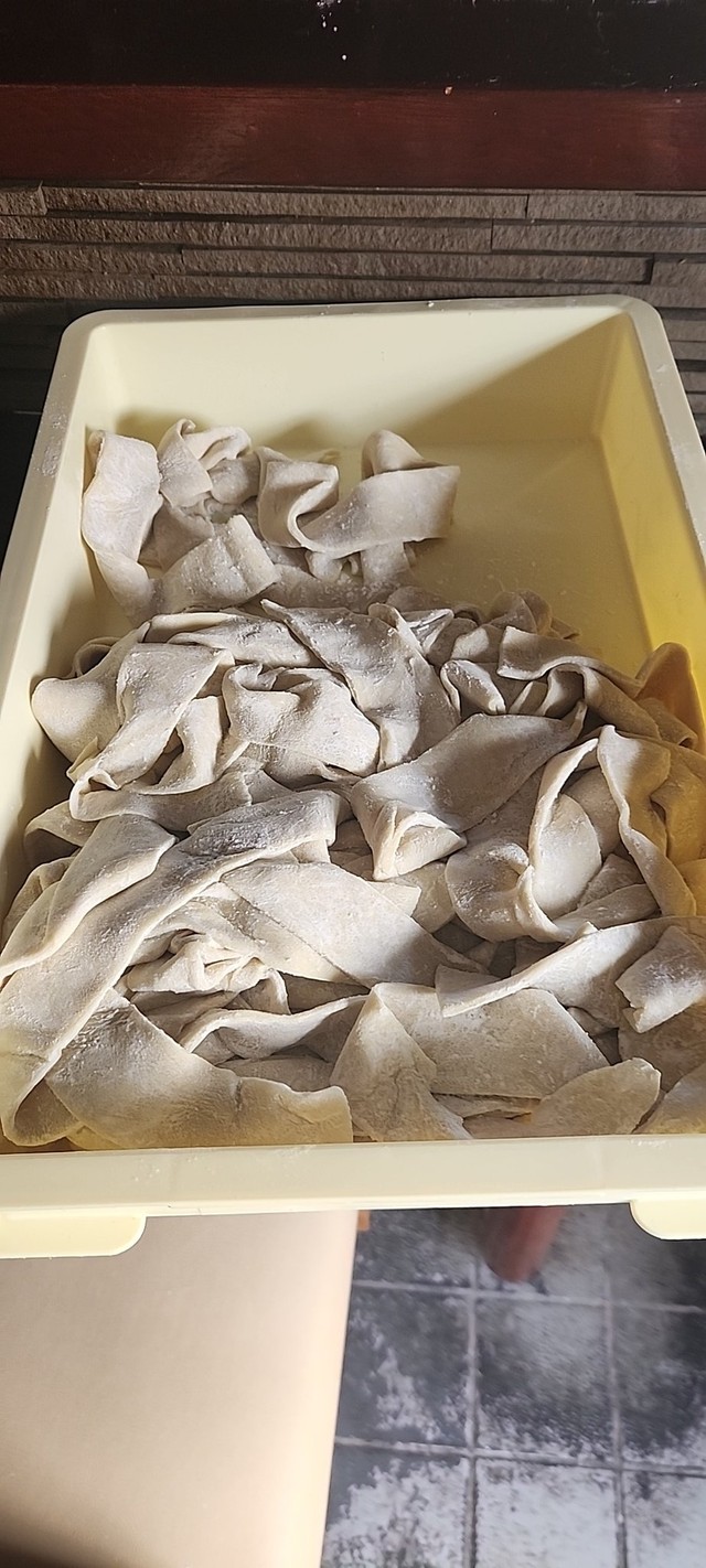 その日の朝に打った、茹でる前の極太麺。仕込みを終えたばかりだった／手打ち陰日向さん（@teutikagehinata）提供