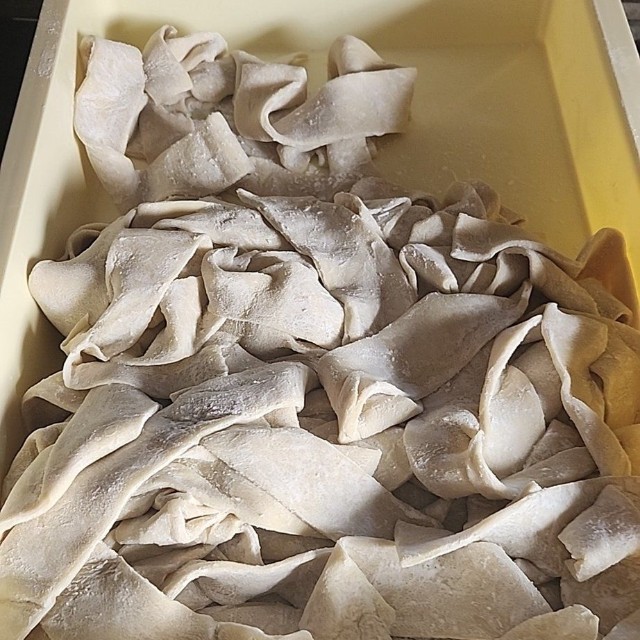 その日の朝に打った、茹でる前の極太麺。仕込みを終えたばかりだった／手打ち陰日向さん（@teutikagehinata）提供