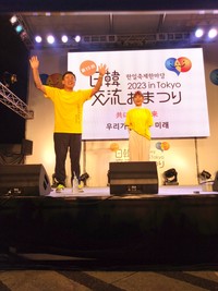 2日間メインMCを務めた古家正亨（左）とNICE73（ナイスななさん）