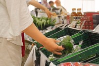 買い物は夫にお願いすることも多く、必要なものはメモで共有するのが日常の流れだという／※イメージ画像（琢也 栂／Adobe Stock）