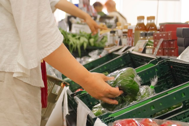 買い物は夫にお願いすることも多く、必要なものはメモで共有するのが日常の流れだという／※イメージ画像（琢也 栂／Adobe Stock）