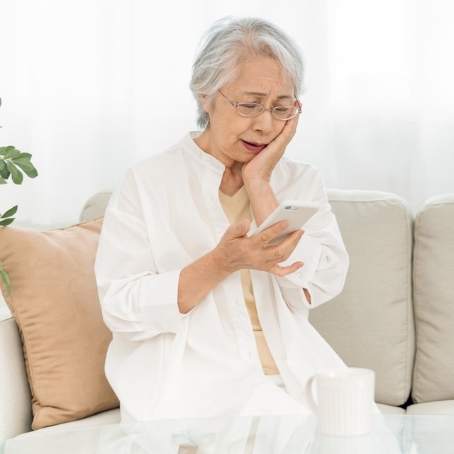 突然来た投票のお願い…じつは詐欺かも！　※画像はイメージです（FineGraphics/photoAC）