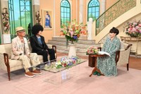 2日放送の「徹子の部屋」に出演するバブルガム・ブラザーズのブラザーコーン（左端）とブラザートム。右端は司会の黒柳徹子＝テレビ朝日提供