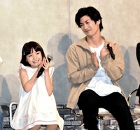 稲垣来泉（左）にメロメロの三浦春馬さん＝2019年