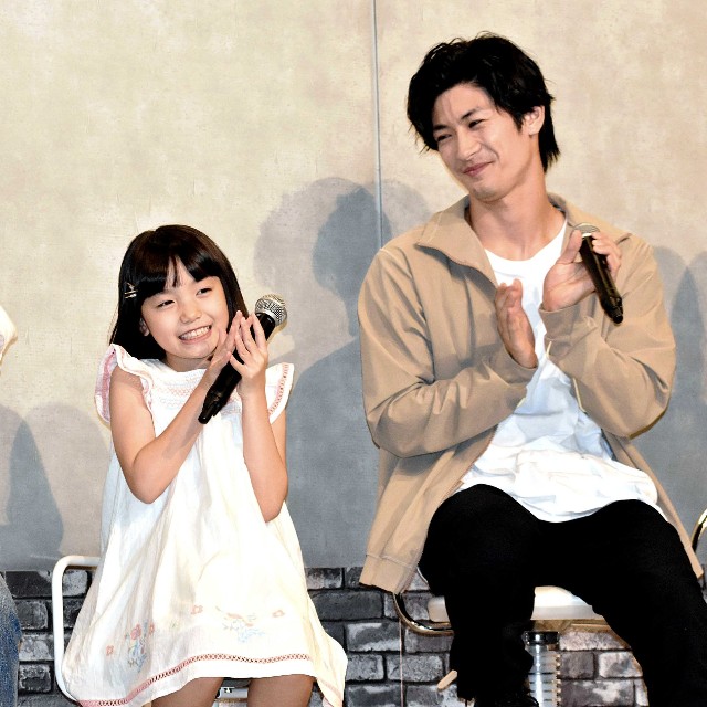稲垣来泉（左）にメロメロの三浦春馬さん＝2019年