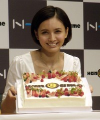 誕生日を祝福される加藤夏希=2010年