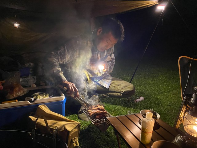 リブステーキを焼くKさん