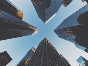 3時間も昼休憩するほど暇でも、年末年始は2連休だけ。目につく人達