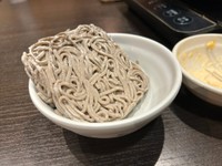 四角く固まった蕎麦の麺／投稿主さん提供