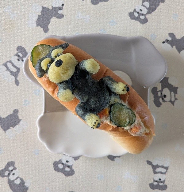 ポテサラでシュナウザーを形どったホットドッグシュナウザーの