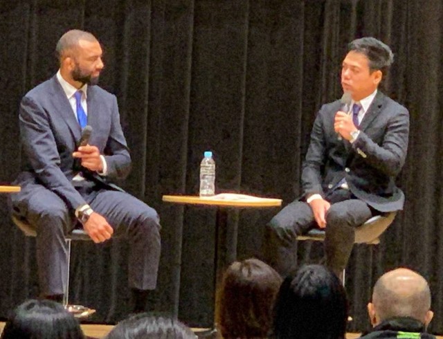 トークイベントで佐藤氏（右）と語り合うリーチ